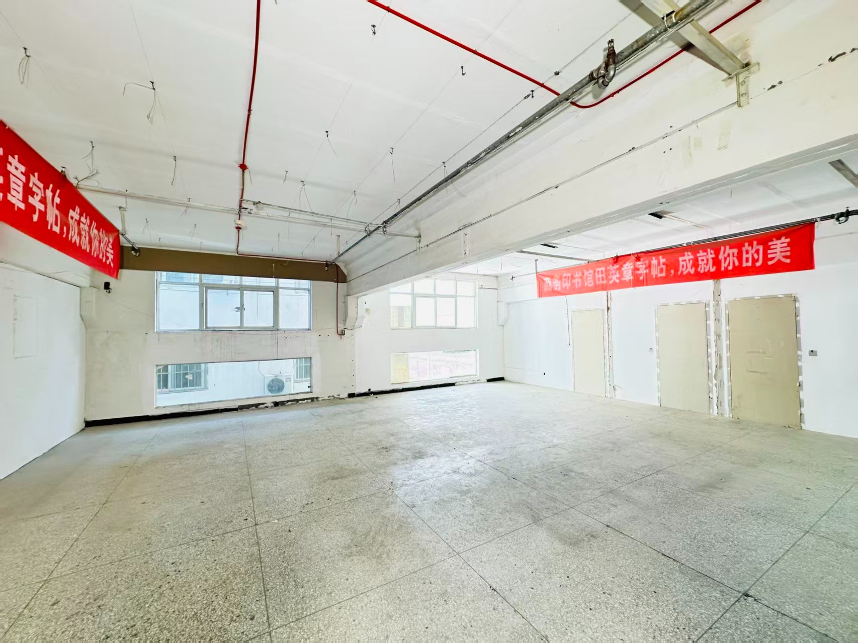 卓飞路重点吸引人工智能应用、数字经济、电商直播、智能制造服务、软件开发、科技创新企业及创业团队入驻